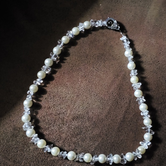 Jewelry - 1 HOUR SALE Beautiful pearl and crystal necklace